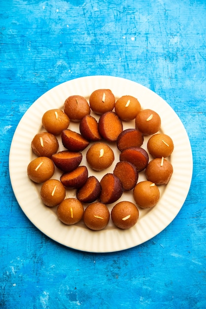 Gulab jamun é um bolinho doce à base de leite sólido, popular na Índia, no Paquistão, em festivais como Diwali, eid ou até mesmo em festas de casamento