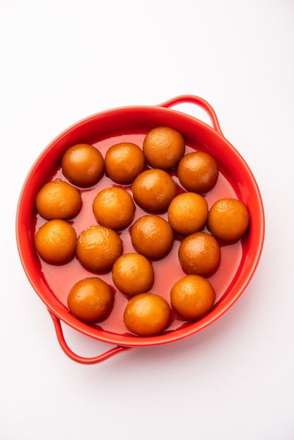 Gulab jamun es una bola de masa dulce a base de leche sólida popular en la India, Pakistán en festivales como Diwali, eid o incluso bodas.