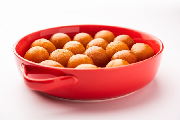 Gulab jamun es una bola de masa dulce a base de leche sólida popular en la India, Pakistán en festivales como Diwali, eid o incluso bodas.