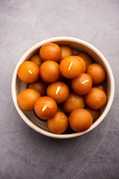 Gulab jamun es una bola de masa dulce a base de leche sólida popular en la India, Pakistán en festivales como Diwali, eid o incluso bodas.