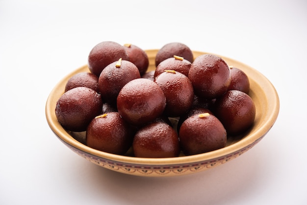 Gulab jamun es una bola de masa dulce a base de leche sólida popular en la India, Pakistán en festivales como Diwali, eid o incluso bodas.