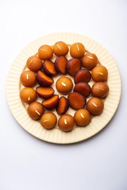 Gulab jamun es una bola de masa dulce a base de leche sólida popular en la India, Pakistán en festivales como Diwali, eid o incluso bodas.