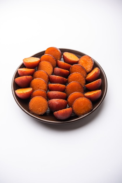 Gulab jamun es una bola de masa dulce a base de leche sólida popular en la India, Pakistán en festivales como Diwali, eid o incluso bodas.