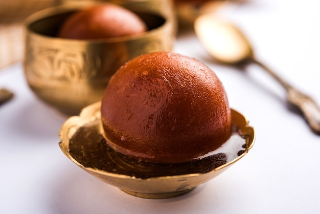 Gulab Jamun es un dulce indio a base de leche sólida elaborado en festivales o fiestas de bodas.