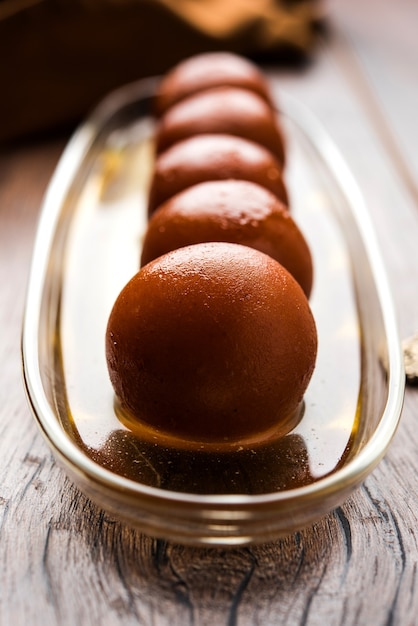 Gulab Jamun es un dulce indio a base de leche sólida elaborado en festivales o fiestas de bodas.