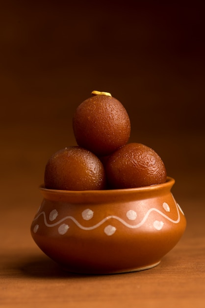 Gulab Jamun im Tontopf. Indisches Dessert oder süßes Gericht