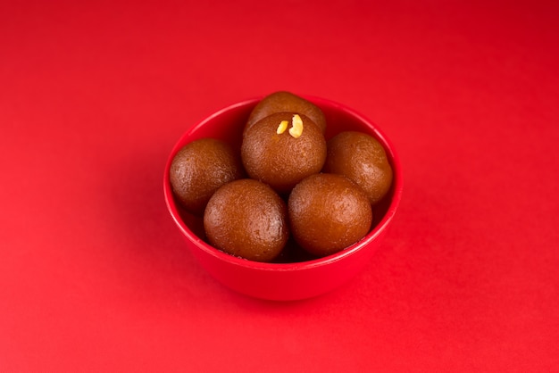 Gulab jamun in roter schüssel. indisches dessert oder süßes gericht.