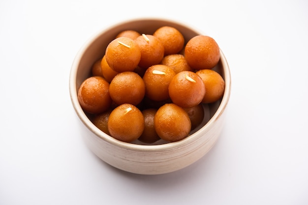 Gulab Jamun ist ein süßer Knödel auf Milchfeststoffbasis, der in Indien, Pakistan bei Festivals wie Diwali, Eid oder sogar Hochzeitsfeiern beliebt ist