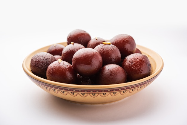 Gulab Jamun ist ein süßer Knödel auf Milchfeststoffbasis, der in Indien, Pakistan bei Festivals wie Diwali, Eid oder sogar Hochzeitsfeiern beliebt ist