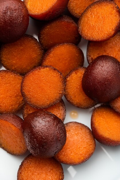 Gulab Jamun ist ein süßer Knödel auf Milchfeststoffbasis, der in Indien, Pakistan bei Festivals wie Diwali, Eid oder sogar Hochzeitsfeiern beliebt ist