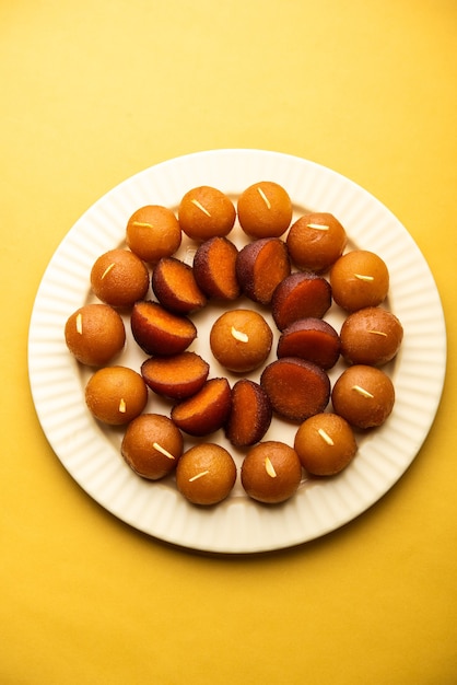 Gulab Jamun ist ein süßer Knödel auf Milchfeststoffbasis, der in Indien, Pakistan bei Festivals wie Diwali, Eid oder sogar Hochzeitsfeiern beliebt ist