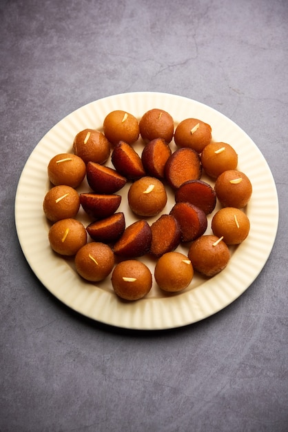 Gulab Jamun ist ein süßer Knödel auf Milchfeststoffbasis, der in Indien, Pakistan bei Festivals wie Diwali, Eid oder sogar Hochzeitsfeiern beliebt ist