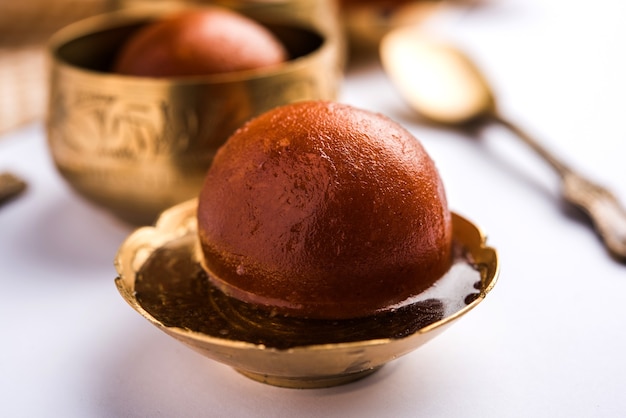 Gulab Jamun ist eine indische Süßigkeit auf Milchfeststoffbasis, die für Festivals oder Hochzeitsfeiern hergestellt wird