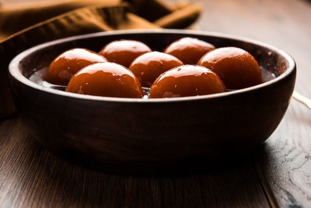 Foto gulab jamun ist eine indische süßigkeit auf milchfeststoffbasis, die für festivals oder hochzeitsfeiern hergestellt wird