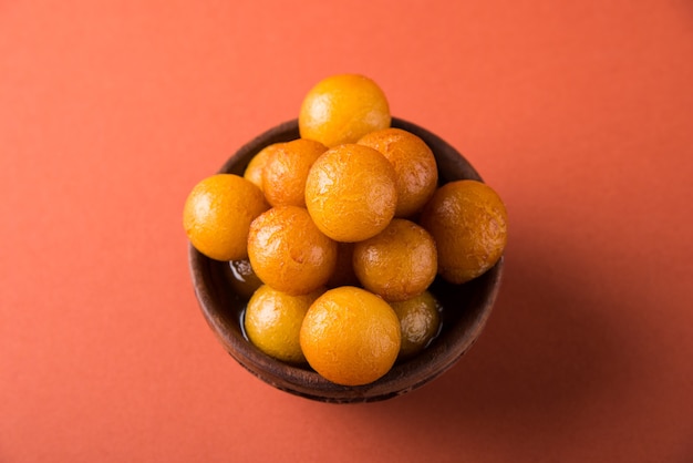 Gulab jamun, o gulaab jamun, es un dulce mithai a base de sólidos lácteos.