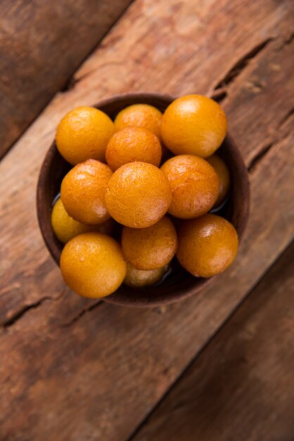 Foto gulab jamun, o gulaab jamun, es un dulce mithai a base de sólidos lácteos.