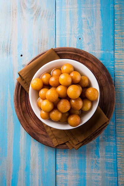 Gulab Jamun oder Gulaab Jamun ist ein süßes Mithai auf Milchfeststoffbasis