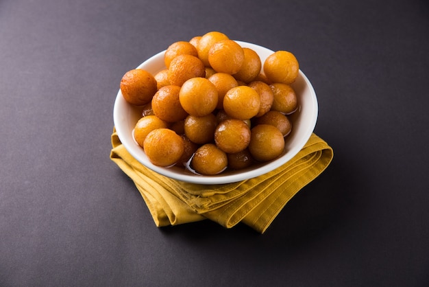 Gulab Jamun oder Gulaab Jamun ist ein süßes Mithai auf Milchfeststoffbasis