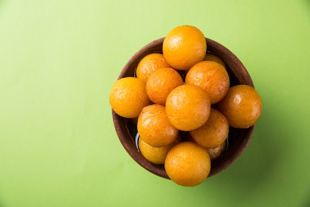 Gulab jamun, ou gulaab jamun, é um doce mithai à base de sólidos de leite