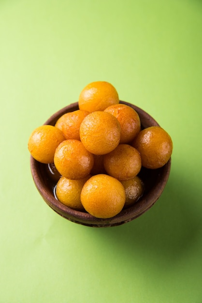 Gulab jamun, ou gulaab jamun, é um doce mithai à base de sólidos de leite