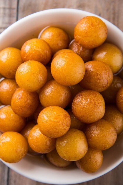 Gulab jamun, ou gulaab jamun, é um doce mithai à base de sólidos de leite