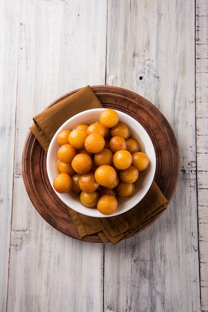 Gulab jamun, ou gulaab jamun, é um doce mithai à base de sólidos de leite