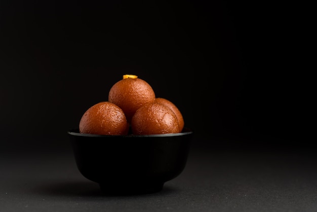 Gulab Jamun en un tazón. Postre indio o plato dulce.