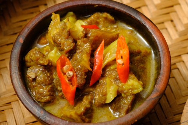 Gulai. Goulash é um prato de frango, carne ou cabra, com leite de coco e especiarias, caril de carneiro.