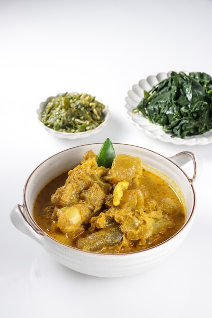 Gulai Tunjang oder Kikil oder Gulai Kaki Sapi ist ein beliebtes würziges Curry mit Kuhfüßen in Padang, Indonesien