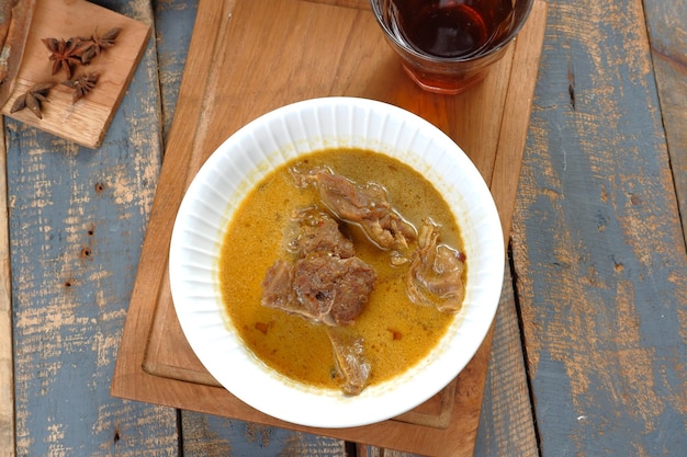 Gulaikambing, é a sopa tradicional de caril de carneiro da Indonésia. é um tipo de alimento rico e picante