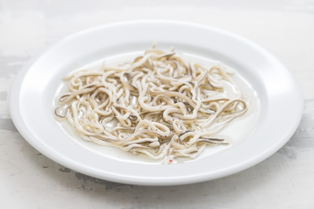 Gulas mit Öl auf weißem Teller.