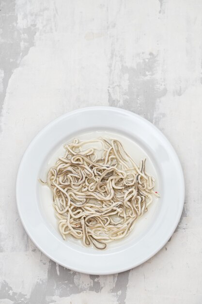 Gulas mit Öl auf weißem Teller.