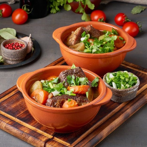 Gulasch mit großen Stücken Rindfleisch und Gemüse.