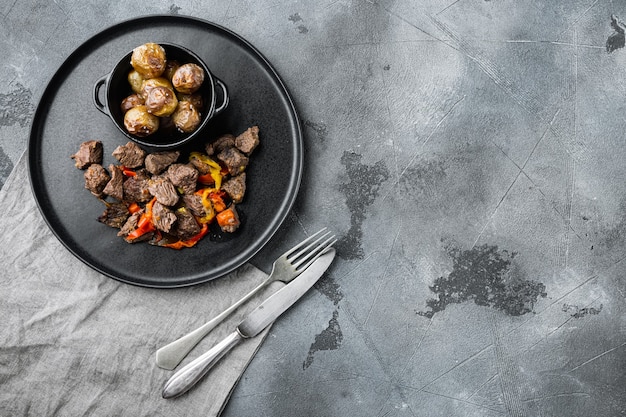 Gulasch-Rindfleisch-Eintopf auf grauem Stein