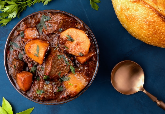 Gulash: estofado de carne tradicional húngaro con patatas, zanahorias y carne