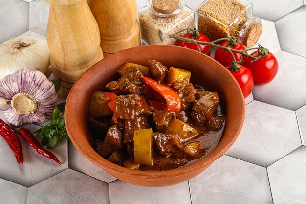 Gulash húngaro de ternera casero con patata, pimiento y tomate