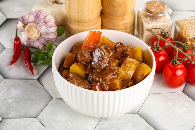 Gulash húngaro de ternera casero con patata, pimiento y tomate