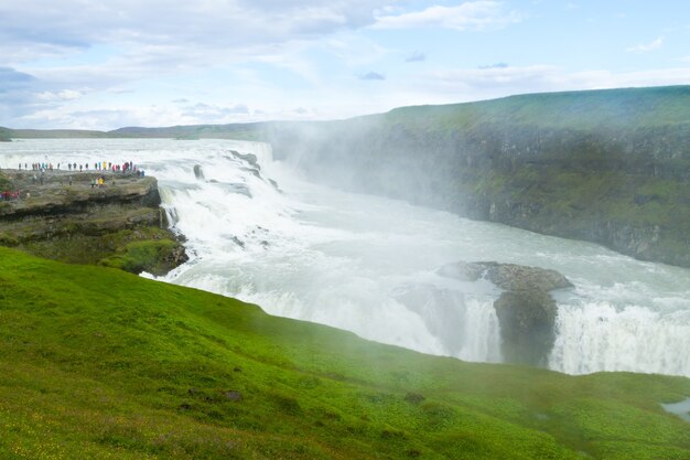 Gullfoss cae en la vista de la temporada de verano, Islandia. Paisaje islandés.