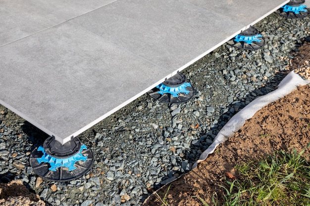 Gummi-Bodenfliesen für den Außenbereich, Terrassenpflaster mit verstellbaren Kunststoff-Pads