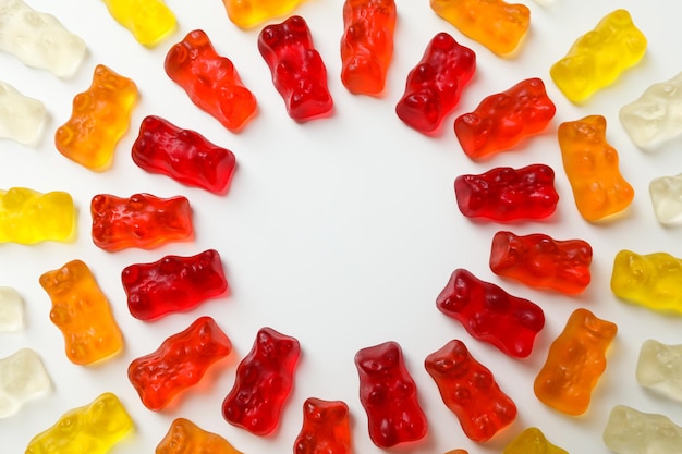 Gummibärchen auf weißem Hintergrund, Platz für Text