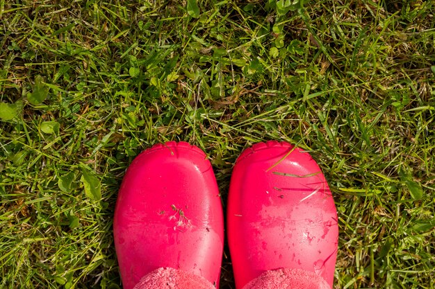 Gummistiefel stehen im Garten nach dem Regen