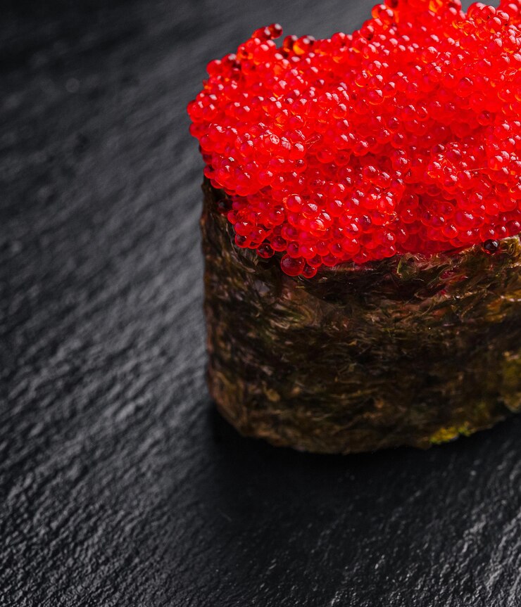 Gunkan maki con caviar en negro