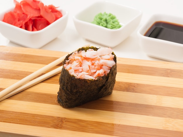 Gunkan sabroso con camarones en una tabla de madera cocina japonesa