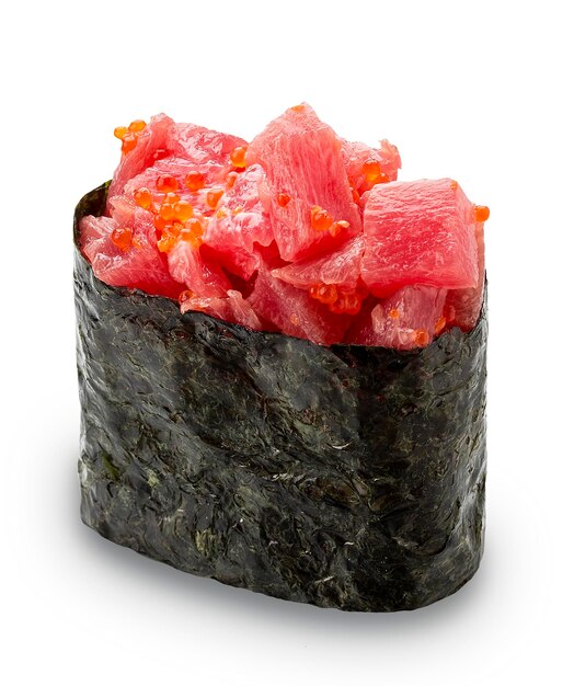 Gunkan sushi com atum e tobiko no fundo branco isolado