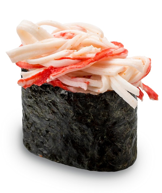 Gunkan sushi com carne de caranguejo no fundo branco isolado