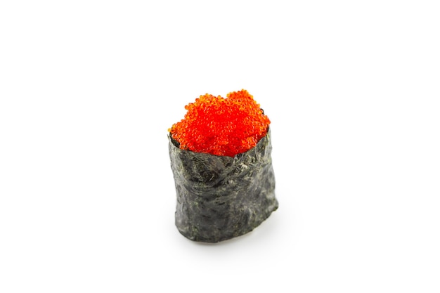 Gunkan tobiko sushi comida japonesa aislado sobre fondo blanco.