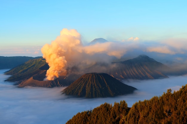 Gunung Bromo bei Sonnenaufgang