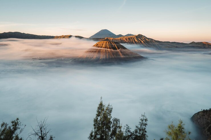 Gunung Bromo o Bromo Mountain está cubierto de nubes por la mañana