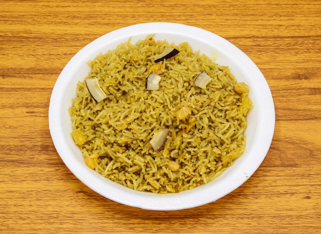 Gur walay chawal o arroz gud servido en un plato aislado en la vista superior de la mesa de comida dulce india y paquistaní