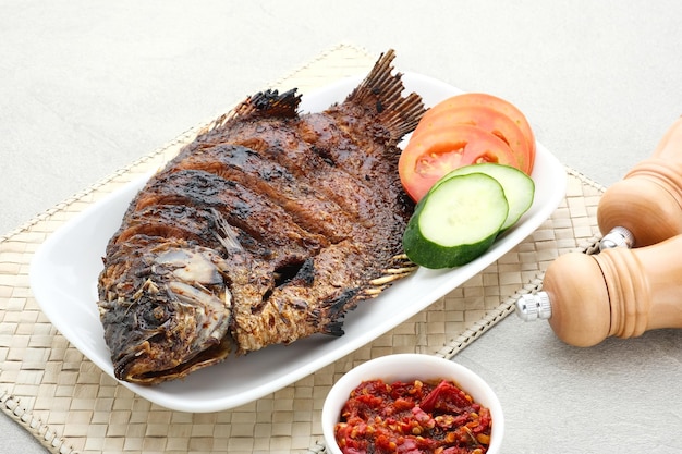 Gurame Bakar Madu Gegrillter Gourami mit Honig und Sojasauce Serviert mit Sambal-Chilisauce